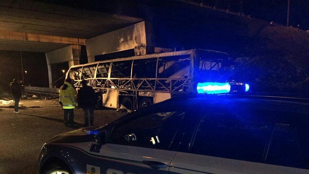 Havarovaný maďarský autobus so študentmi.