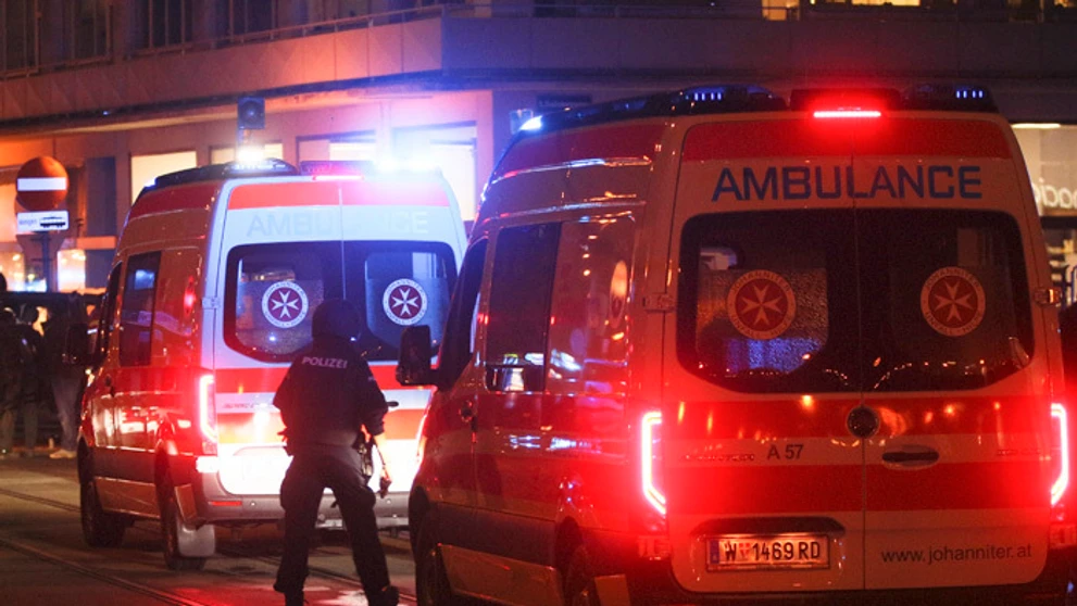 Na videosnímke policajti zasahujú na mieste po streľbe neďaleko synagógy 2. novembra 2020 vo Viedni.