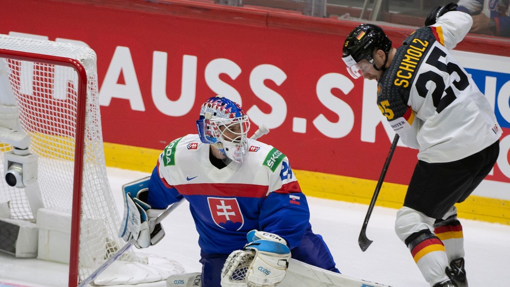 Na snímke zľava slovenský brankár Patrik Rybár a nemecký hokejista Daniel Schmolz.