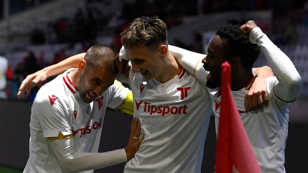 Zľava Filip Bainovič, Dominik Hollý a Eynel Domingos (všetci Trenčín) oslavujú gól v zápase 13. kola Fortuna ligy proti Slovanu.