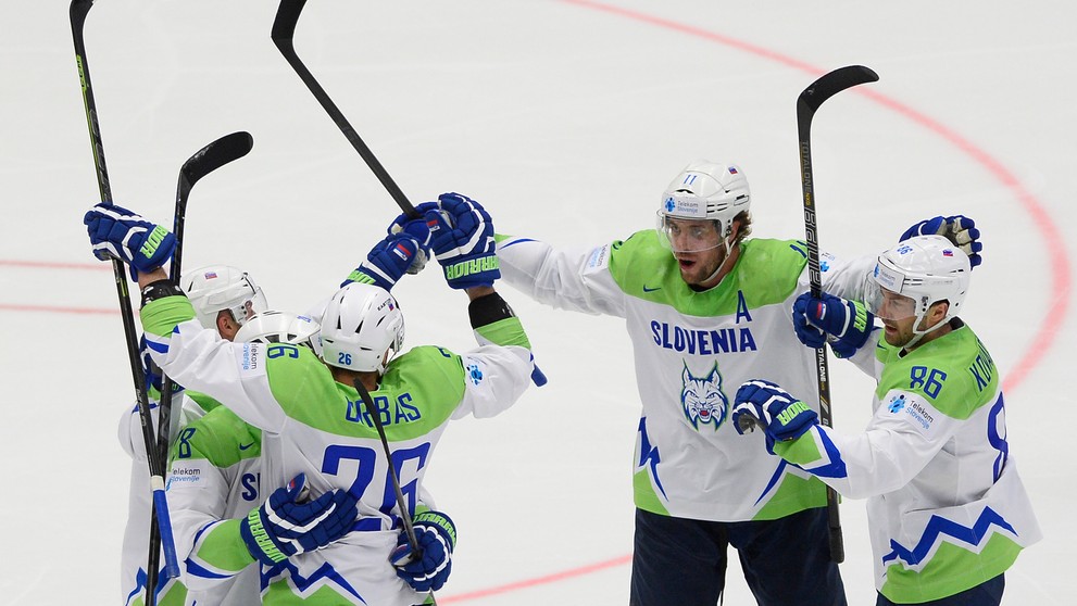 Slovinci sa radujú z úvodného gólu stretnutia proti Slovákom.