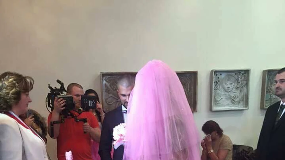 Zuzana sa vydávala v ružových svadobných šatách.