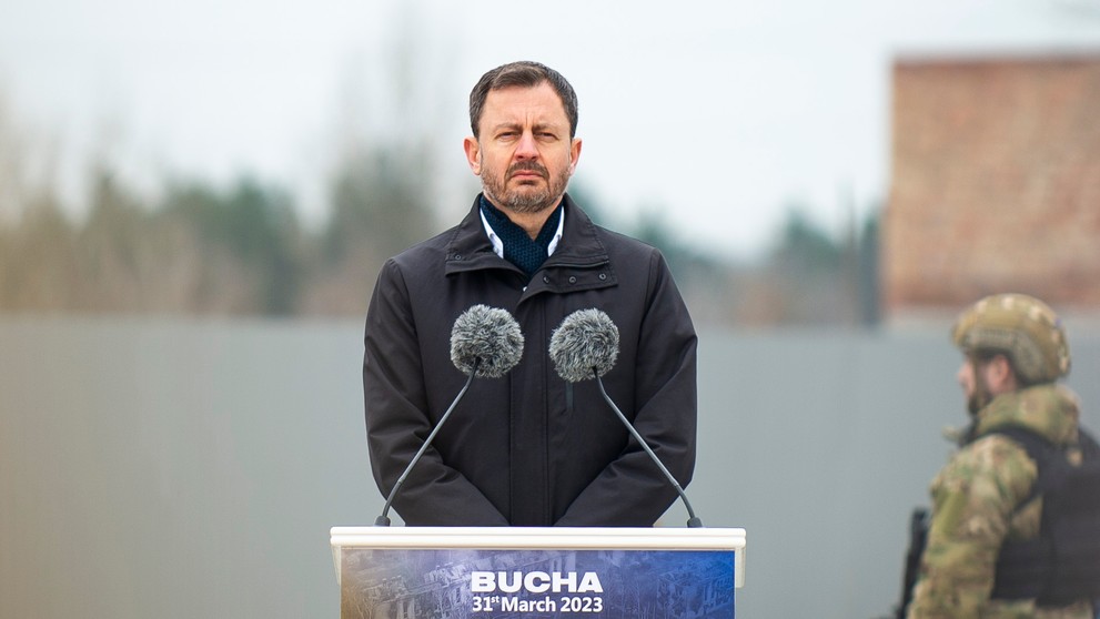Dočasne poverený predseda vlády Eduard Heger počas pietnej ceremónie v ukrajinskom meste Buča.