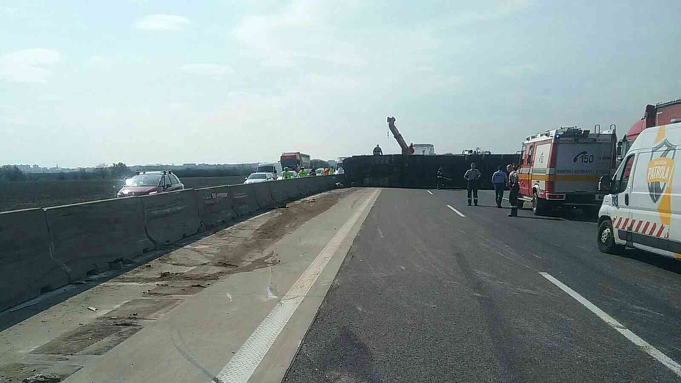 Prevrátený kamión na D1