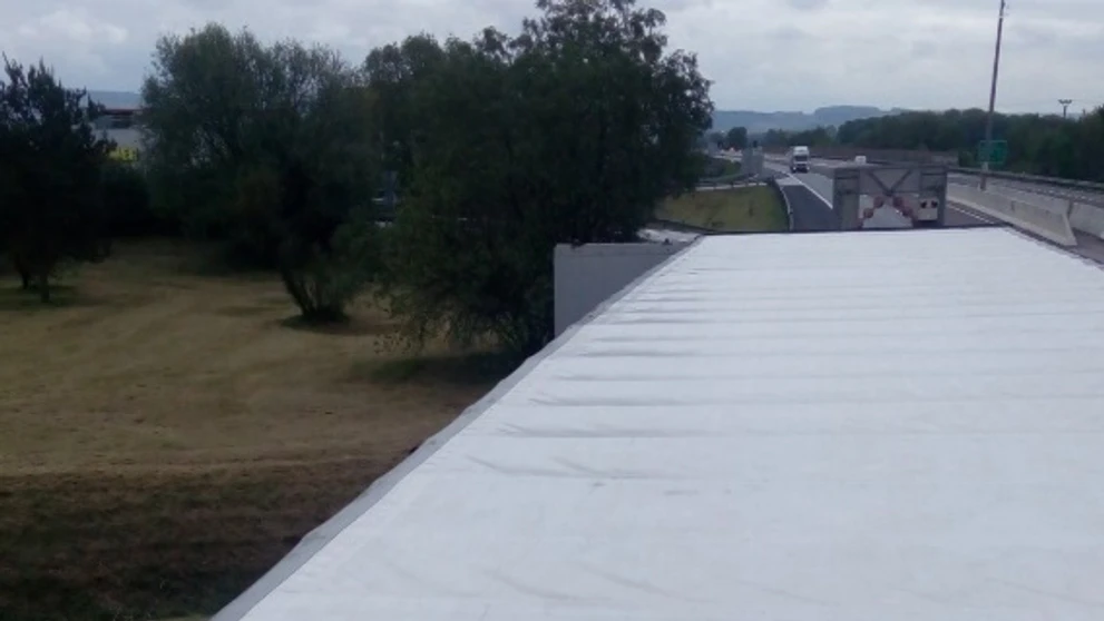 Kamión, ktorému migranti prerezali plachtu.