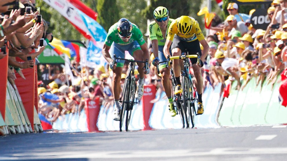 Záverečný špurt v 11. etape medzi víťazom Petrom Saganom a druhým Chrisom Froomom.