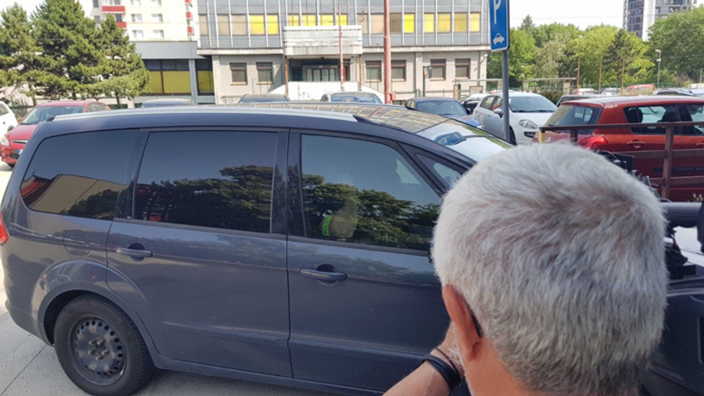 Auto NAKA počas zásahu v budove finačnej správy.