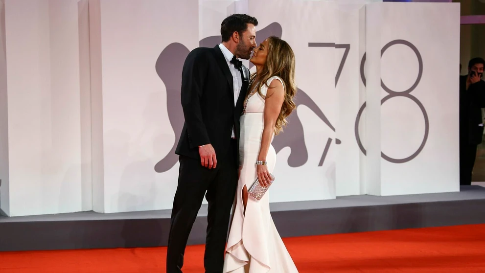 Ben Affleck a Jennifer Lopez na premiére filmu The Last Duel na Benátskom filmovom festivale