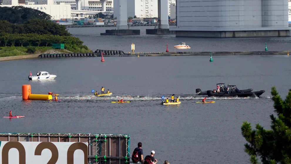 Loď, ktorá prekážala pri štarte v triatlone mužov.