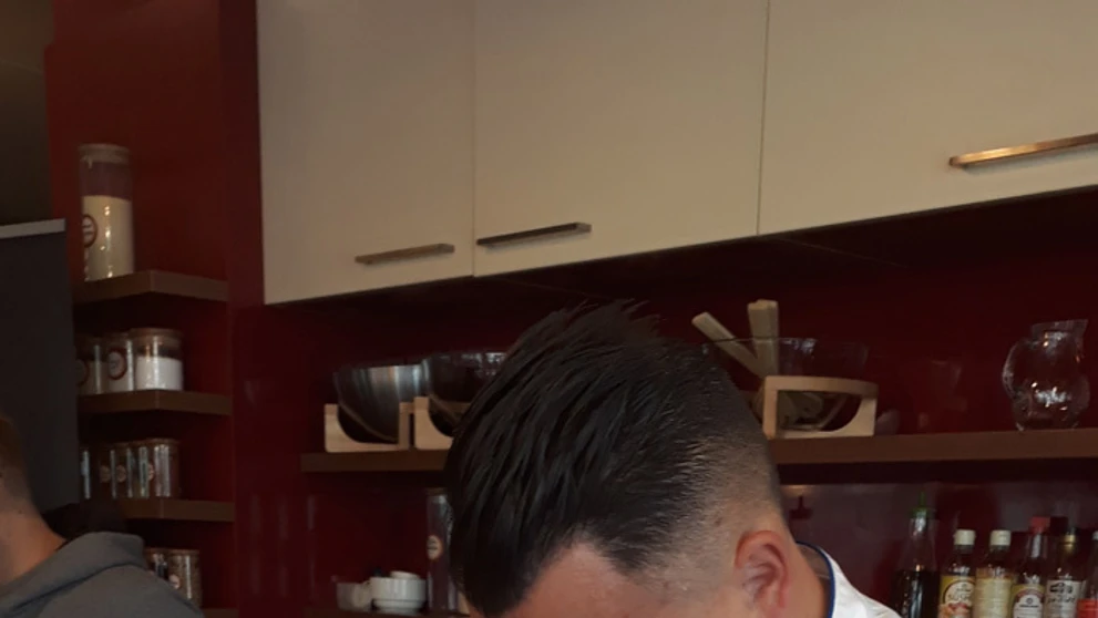 Fínski fanúšikovia oslavujú zisk majstrovského titulu v hokeji 26. mája 2019 v Helsinkách.