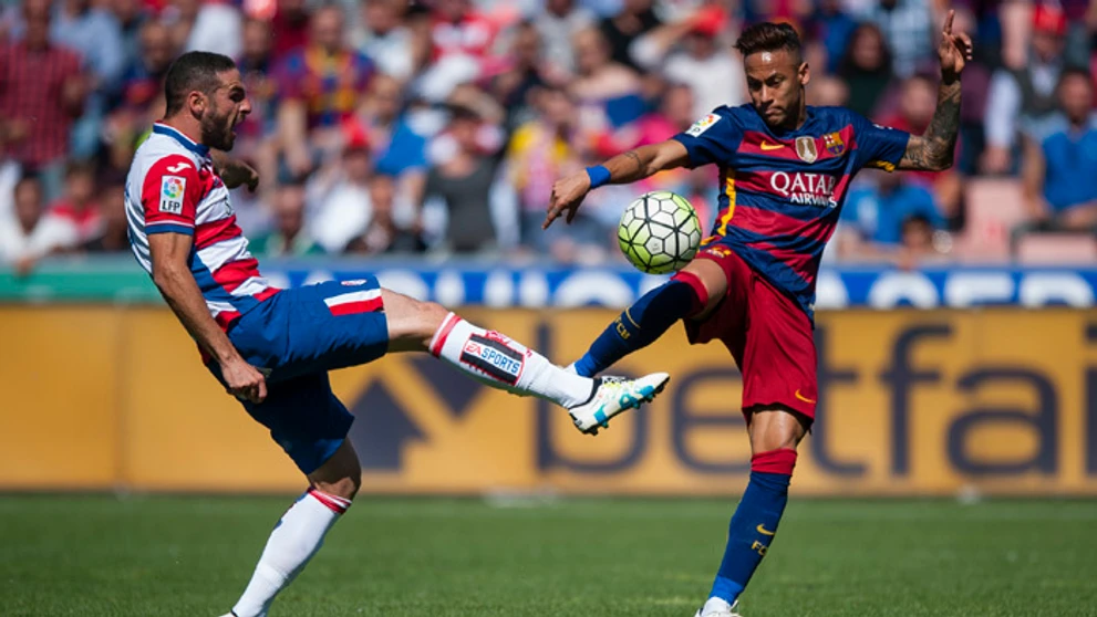 Súboj o loptu hráča FC Barcelona Neymara da Silvu (vľavo) a Davida Lombama (Granada).
