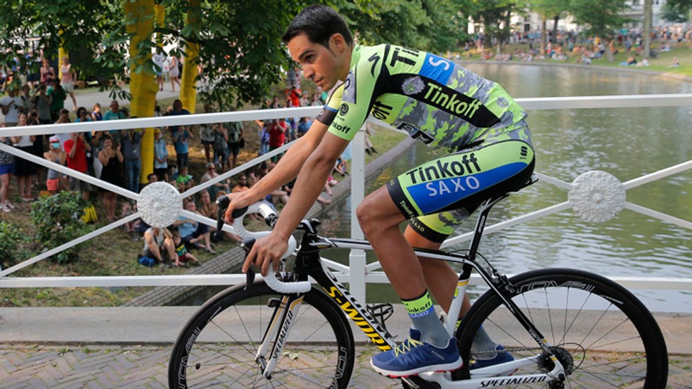 Líder tímu Tinkof-Saxo - Alberto Contador na predstavovaní pred TdF v Utrechte.