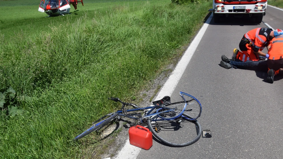 Opitého cyklistu zachytilo auto.