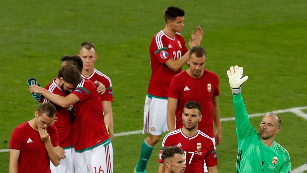 Maďarskí hráči ďakujú divákom po osemifinálovej prehre na ME s Belgickom (0:3).