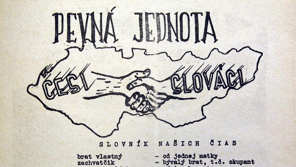 Plagáty, ktoré zosmiešňovali inváziu vojsk Varšavskej zmluvy v auguste roku 1968.
