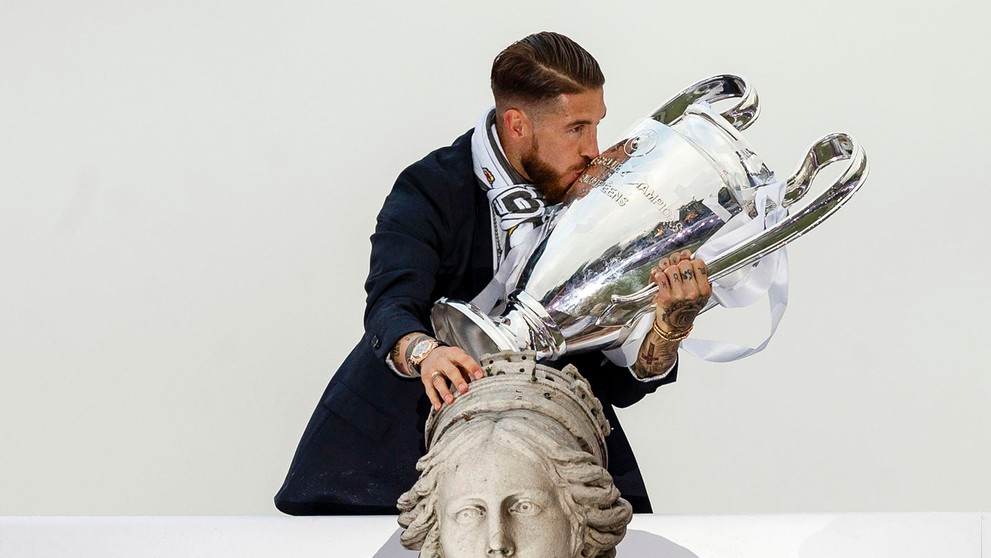 Kapitán Realu Madrid Sergio Ramos bozkáva trofej pre víťaza Ligy majstrov na madridskom námestí Cibeles.