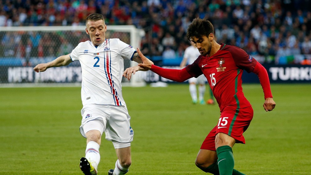 Portulčan Andre Gomes (vpravo) v obkľúčení Islanďana Birkira Saevarssona vo vzájomnom dueli na ME vo Francúzsku.