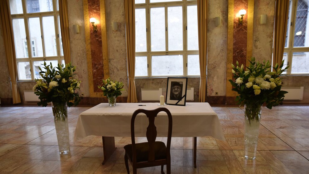 Kondolenčná miestnosť s portrétom Miroslava Žbirku.