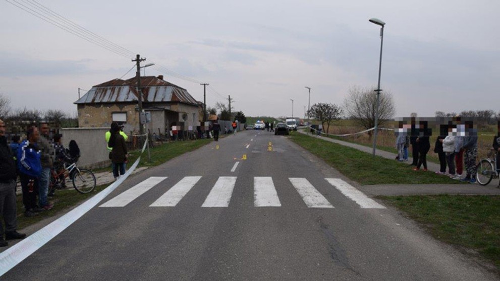 Polícia dokumentuje nehodu v obci Drahňov.