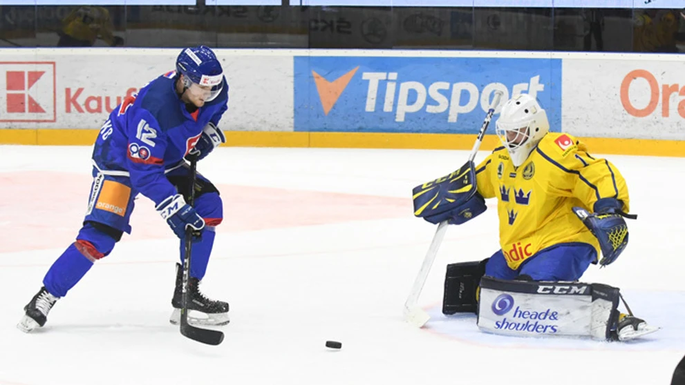 rankár Jaroslav Halák z Bostonu Bruins sa teší z víťazstva so spoluhráčom Karsonom Kuhlmanom.