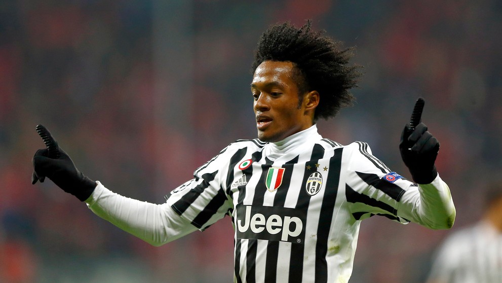 Kolumbijský stredopoliar Juventusu Juan Cuadrado oslavuje svoj gól a druhý Turína počas odvety osemfinále LM proti Bayernu