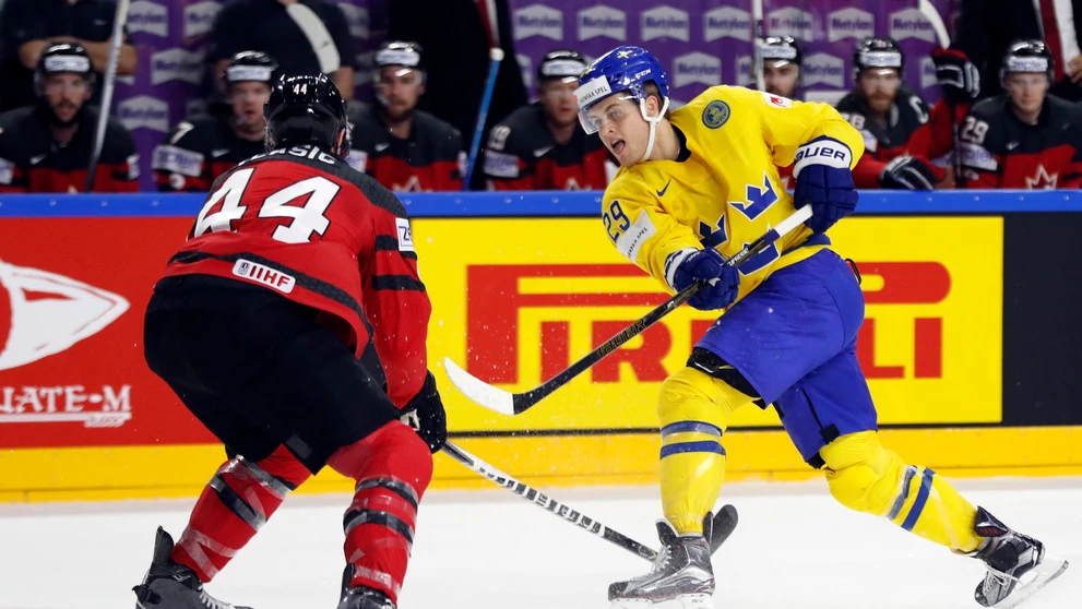 Kanaďan Marc-Edouard Vlasic a Švéd William Nylander.