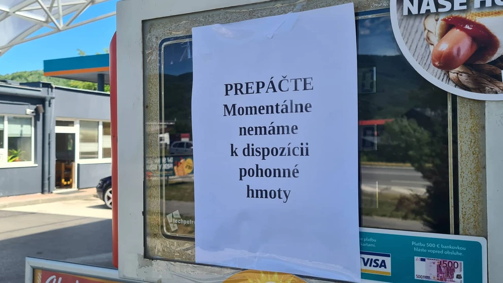 Oznam na benzínke v Revúcej 