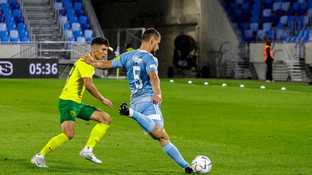 Na snímke sprava Richard Križan (ŠK Slovan Bratislava) a Dávid Ďuriš (MŠK Žilina)