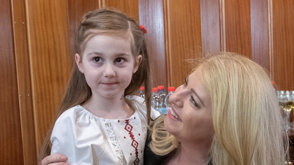 Zuzana Čaputová a ukrajinské dievčatko.
