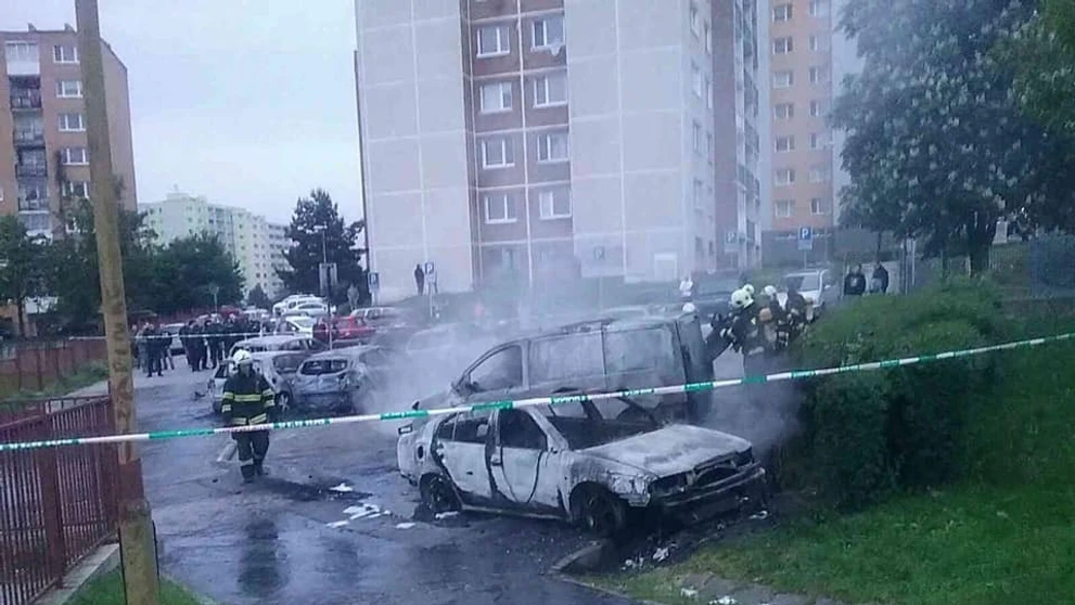 Zhorené autá na košickom Sídlisku Ťahanovce.