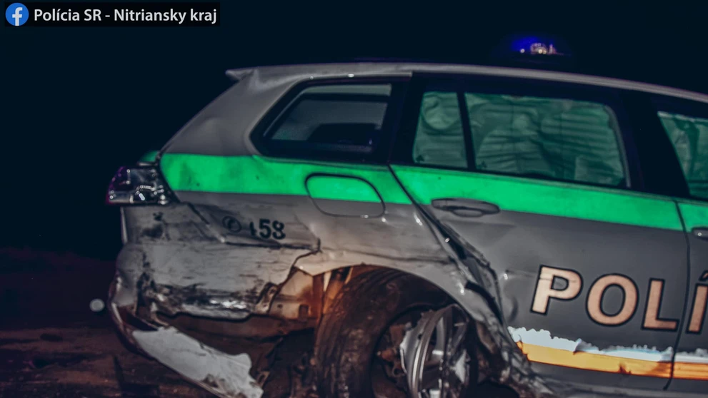 Muž poškodil dve policajné autá
