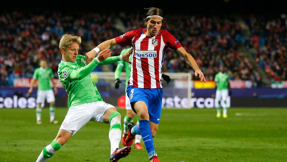 Skúsený bek Atlética Madrid Filipe Luís (vpravo) bráni loptu pred tínedžerom Eindhovenu Oleksandrom Zinčenkom v zápase LM.