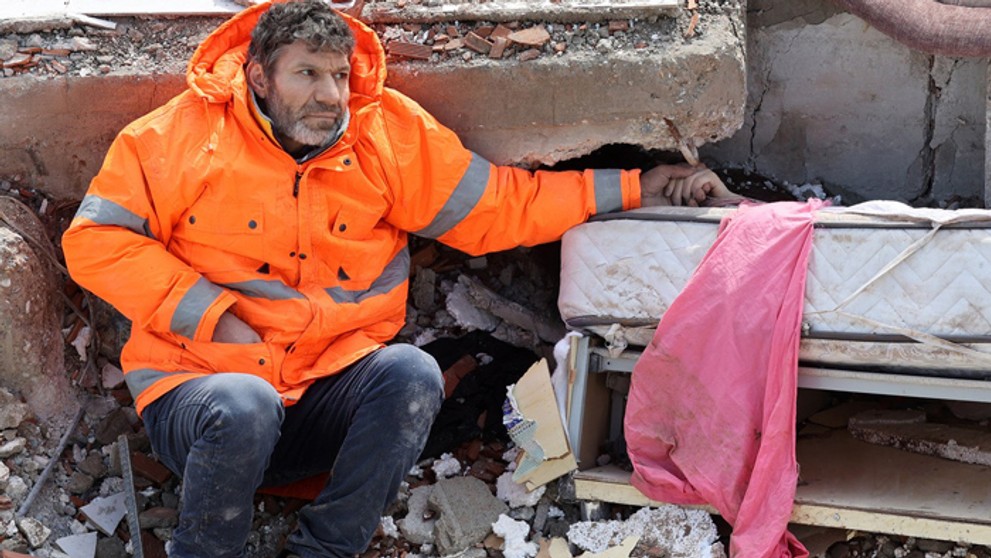 Srdcervúca fotografia muža, ktorý drží za ruku svoje mŕtve dieťa.