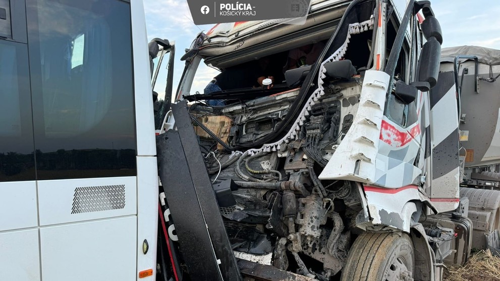 Zrážka kamiónu s autobusom na východe