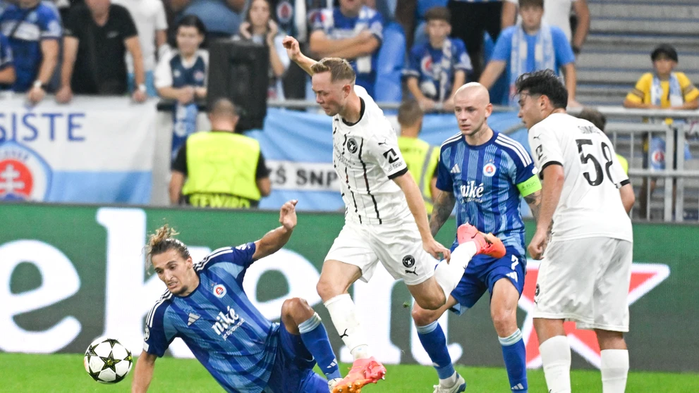Na snímke zľava Július Szöke (Slovan), Joel Andersson (Midtjylland), Vladimír Weiss mladší (Slovan) a Aral Simsir (Midtjylland).