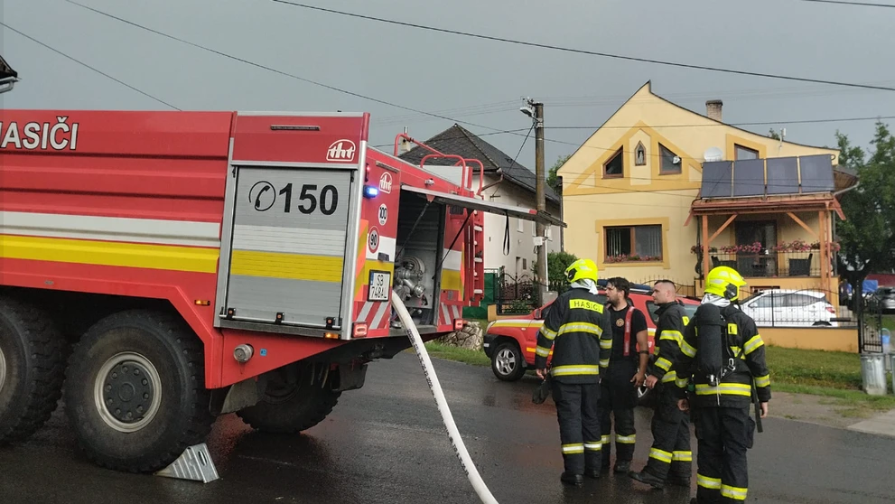 Po zásahu bleskom začala v obci horieť stodola.