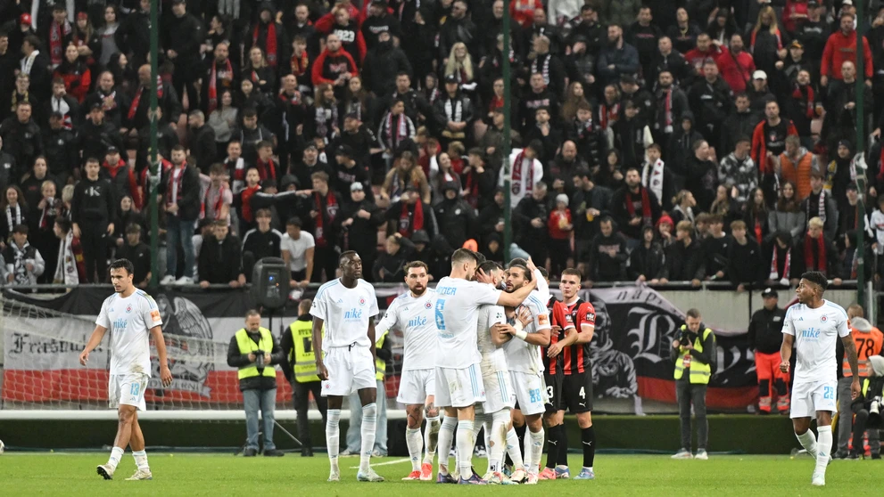 Radosť hráčov Slovana po strelení gólu v 11. kole Niké ligy v Trnave.