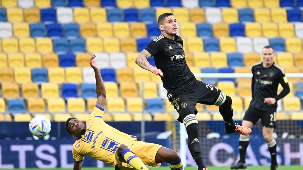 Vpravo hráč Trnavy Kristián Koštrna a hráč DAC Yhoan Andzouana bojujú o loptu počas zápasu 17. kola Fortuna ligy.