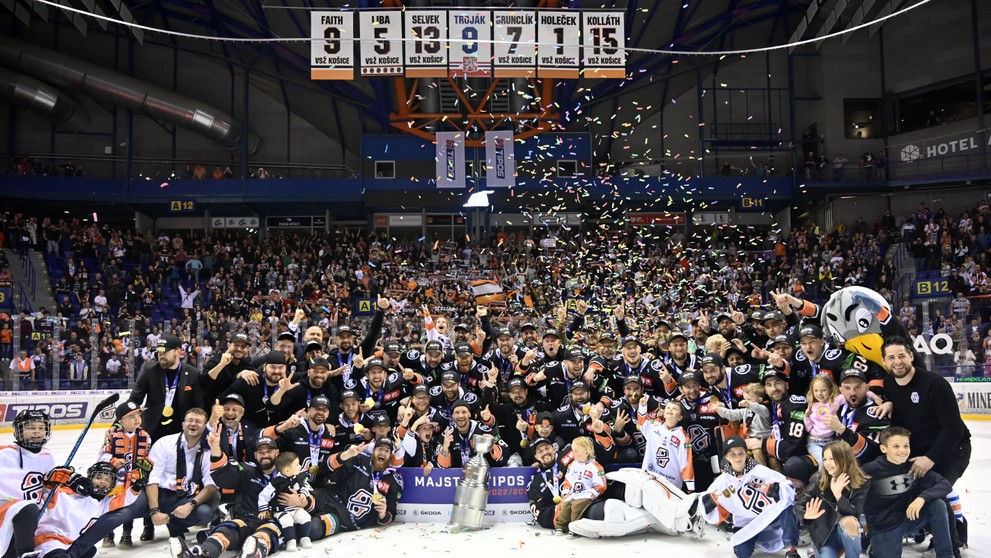 Hokejisti HC Košice sa tešia z víťazstva a zisku majstrovského titulu.