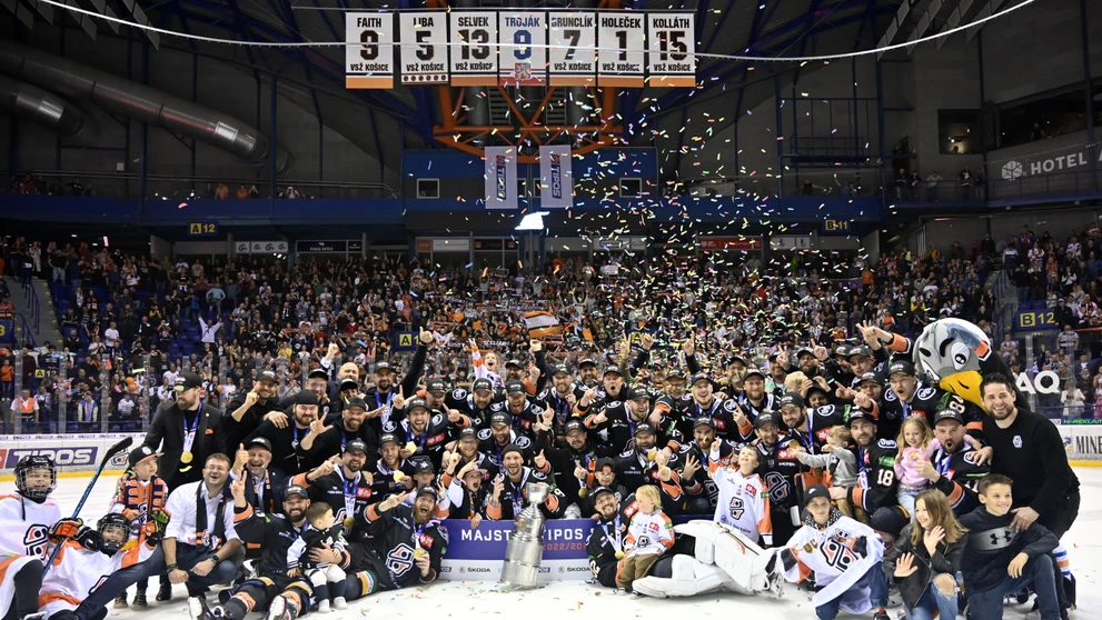 Hokejisti HC Košice sa tešia z víťazstva a zisku majstrovského titulu.
