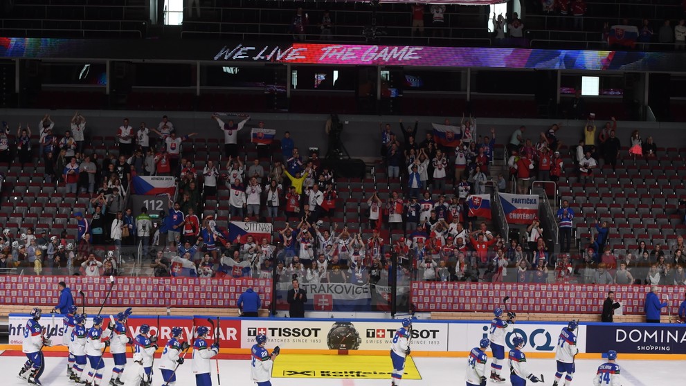 Slovenskí hokejisti sa tešia z víťazstva 4:1 po zápase s Nórskom na MS 2023.