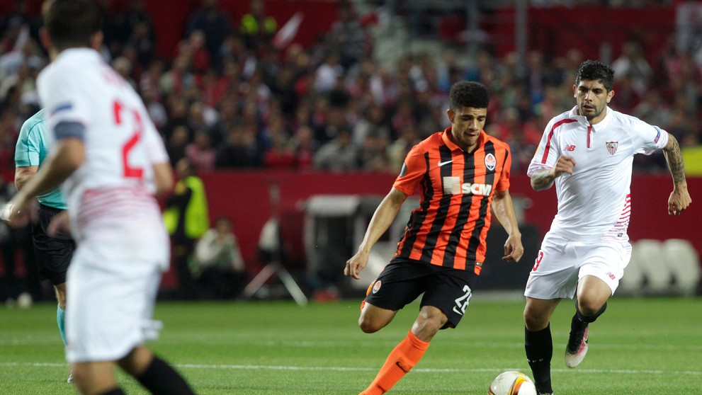 Éver Banega (napravo) zo Sevilly a Taison zo Šachtaru Doneck v súboji o loptu vo vzájomnom dueli EL.