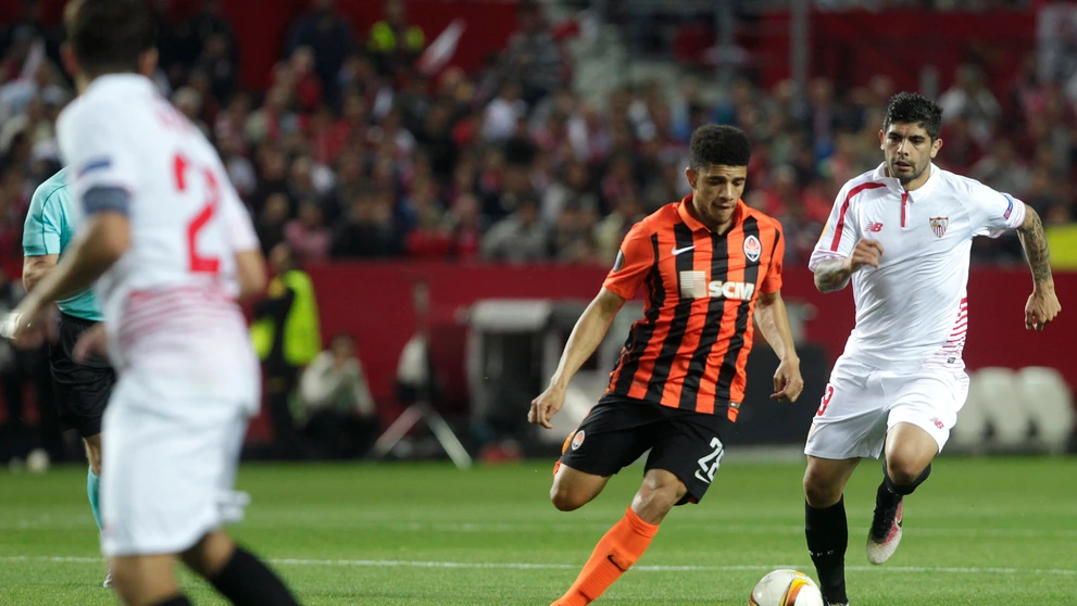 Éver Banega (napravo) zo Sevilly a Taison zo Šachtaru Doneck v súboji o loptu vo vzájomnom dueli EL.