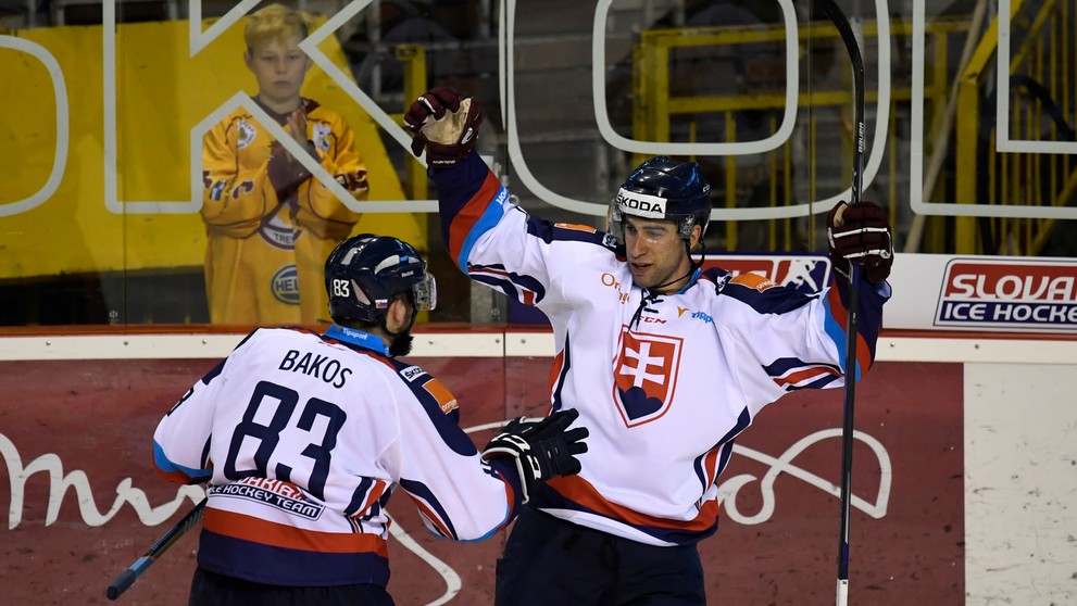 Andrej Kudrna (vpravo) sa teší z gólu so spoluhráčom z reprezentácie Marekom Bakošom.