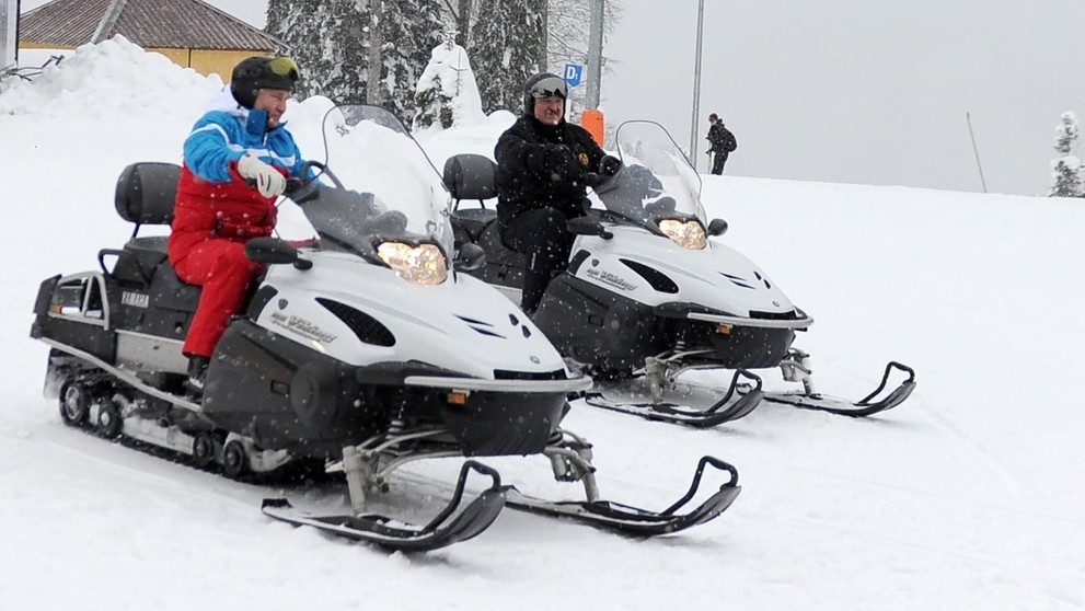 Alexander Lukašenko (vpravo) a Vladimir Putin na snežných skútroch v lyžiarskom stredisku v Soči.
