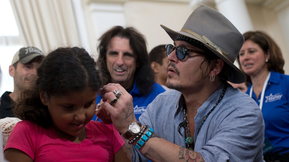 Johnny Depp pomáhal vkladať načúvacie prístroje do uší nepočujúcich detí a dospelých.