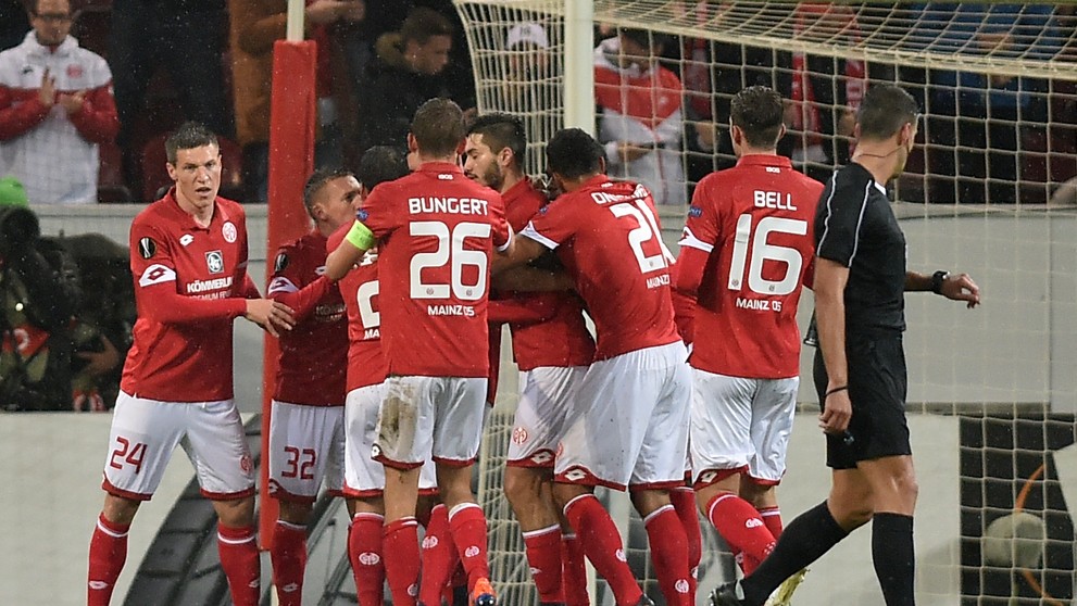 Hráči Mainzu sa tešia z gólu v dueli EL proti Anderlechtu Brusel.