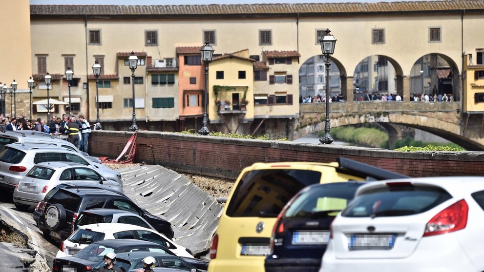 Hasiči kontrolujú škody.