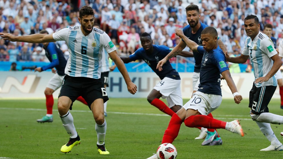Kylian Mbappe dáva tretí gól do argentínskej bráne.
