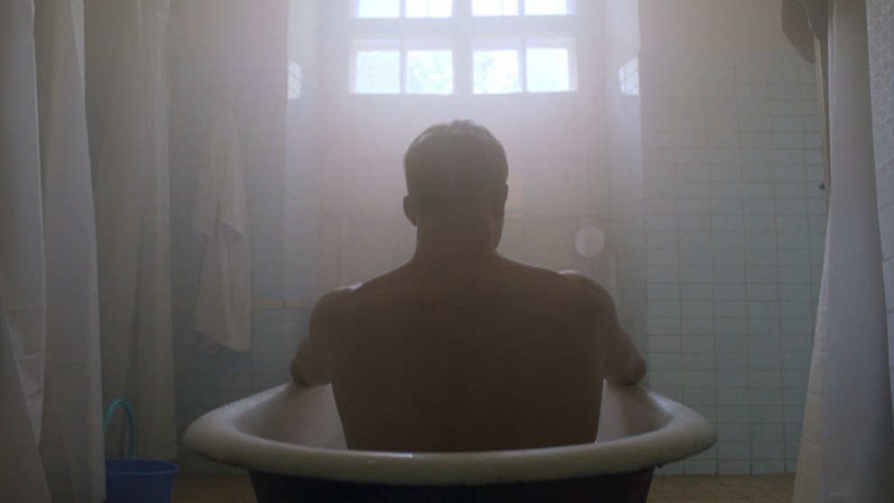 Šťastná nevesta hádže kyticu.